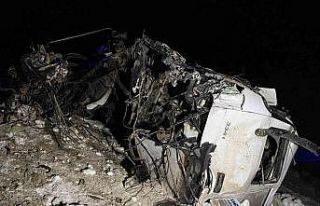 Freni patlayan vinç yüklü tır devrildi: 1 ölü