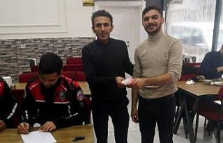 Garson, bulduğu 5 bin TL’yi sahibine teslim etti