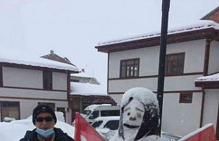 Gazete dağıtıcısının yaptığı kardan adam...