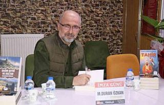 Gazeteci -Yazar Özkan, ikinci kitabının imza gününde...