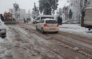 Gaziantep’te kar yağışı trafiği felç etti