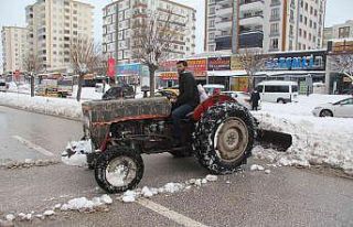 Gaziantep’te vatandaş traktörüyle karları temizledi