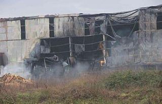 Gece alevlere teslim olan plastik fabrikasında malzeme...