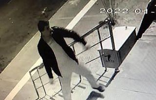 Gece yarısı altı dükkanın camlarını taşla...