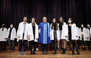 Geleceğin hekimleri beyaz önlüklerini giydi