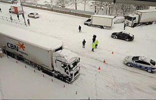Genç-Diyarbakır yolu ulaşıma kapandı, onlarca...