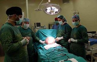 Genç kadının karnından 11 kiloya yakın kitle...