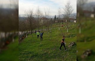 Gençler huzurevinin bahçesini temizledi