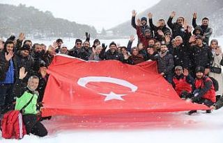 Gençler kar altında doğa yürüyüşü yaptı