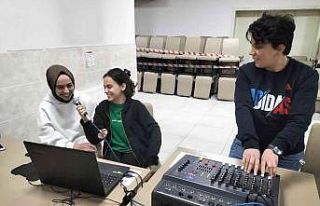 Gençler karaoke etkinliğinde gönüllerince eğlendi