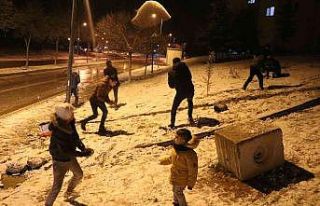 Gençler kartopu savaşı ve kayak keyfi yaparak eğlendiler