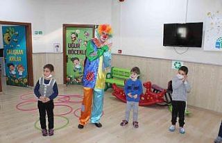 Gençler minik gönüllere dokundu