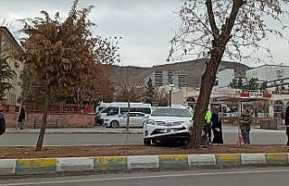 Gercüş’te refüje çıkan otomobil ağaca çarparak...