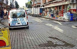 Geri geri gelen aracın altında kaldı