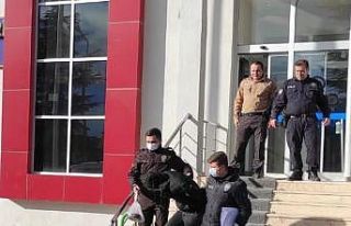 Girdiği evde ne bulduysa çaldı