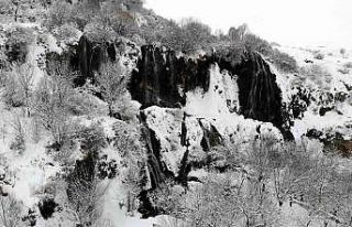 Girlevik şelalesi, kış aylarında karla bir başka...