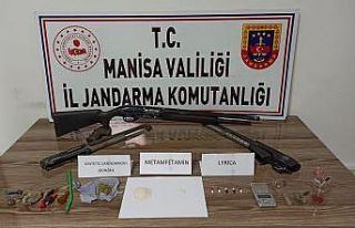 Göçmen kaçakçılığından aranan şahıs uyuşturucuyla...