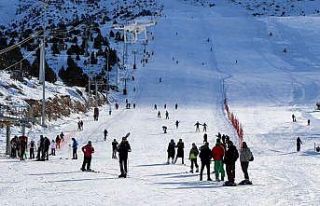 Göl manzaralı Ergan Dağında kayak keyfi