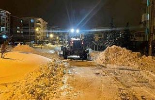 Gölbaşı Belediyesi, kaldırımlarda kar temizleme...