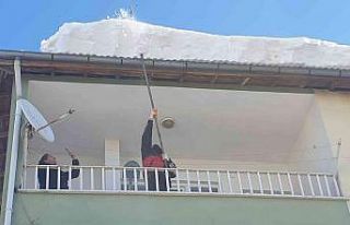 Gölbaşı itfaiyesi çatılardaki karları temizliyor