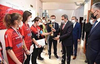 Gönen Kız Futbol takımı yarı finallere gidiyor