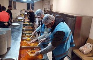 Gönüllü öğrenciler yurttaki fazla yemekleri ihtiyaç...