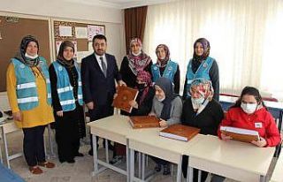 Görme engelli kadınlar Kur’an-ı Kerim okumayı...