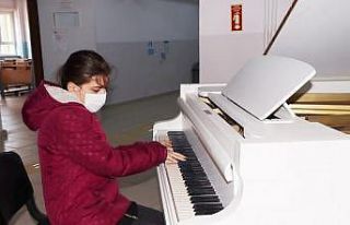 Görme engelli piyanist öğrenci İrem’e karne...