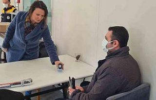 Görme engellilere baston ve konuşan saat