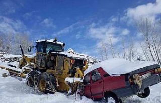Greyder ve arkasındaki araç şarampole kaydı