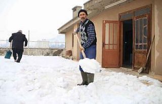 Gündelik işçiler kar mesaisinde