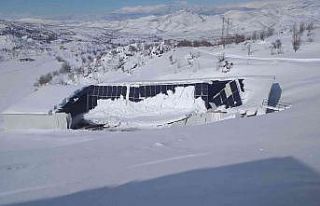 Güneş enerji panellerinin bulunduğu çatı çöktü