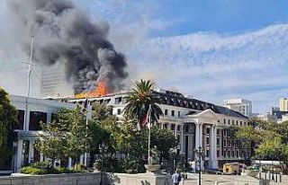 Güney Afrika’da parlamento binasında yeniden yangın...