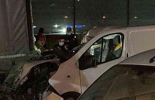 Güngören’de park halindeki kamyona çarpan minibüsteki...