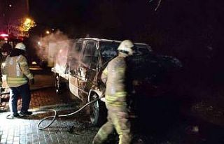 Güngören’de park halindeki kamyonet yanarak kül...