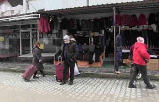 Gürcüler boş bavullarla gümrük kapısından geçip,...