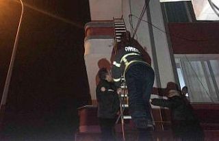 Haber alınamayan kız çocuğu soba başında uyurken...