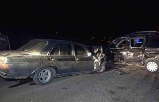 Hafif ticari araç ile otomobil çarpıştı: 2 yaralı