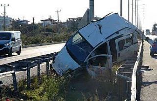 Hafif ticari araç önce bariyerlere ardından aydınlatma...