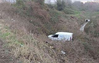 Hafif ticari araç şarampole uçtu: 1 yaralı