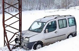 Hafif ticari araç yüksek gerilim direğine çarptı,...