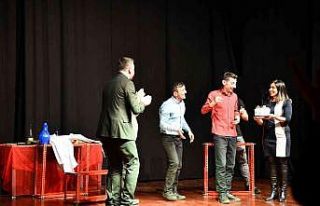 Hakan Bulut’a tiyatro oyunu sonunda sahnede doğum...