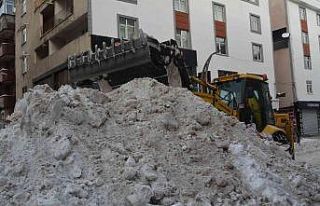 Hakkari’de 16 iş makinesiyle kar taşınıyor