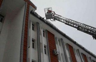 Hakkari’de buz sarkıntıları temizleniyor