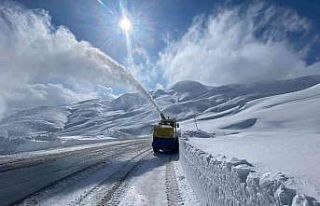 Hakkari’de karla mücadele çalışmaları aralıksız...