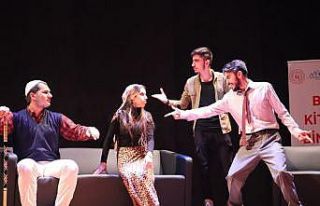 Hakkari’nin tiyatro ekibi 3 ilde sahne aldı