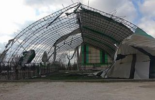 Halı sahanın demir direkleri fırtınaya dayanamadı