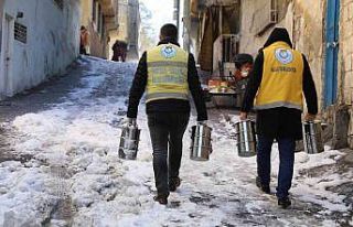 Haliliye’de kapı kapı sıcak aş dağıtılıyor