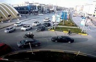 Hamile eşini hastaneye yetiştiriyordu trafiğe takıldı,...
