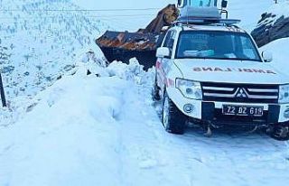 Hasta almaya giden ambulansa kar engeli: 8 saat sonra...